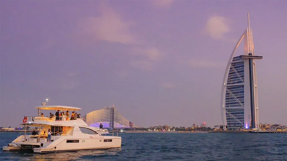 Dubai Marina Luxury Two-hour Yacht Tour with Dining
