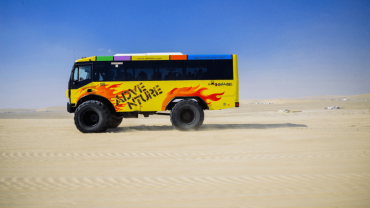 مغامرة صحراوية مثيرة بالحافلة العملاقة